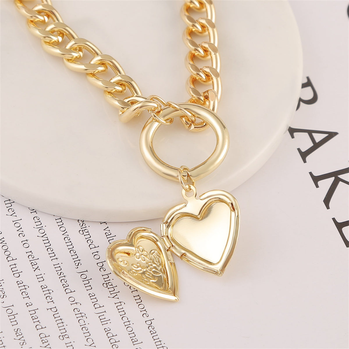 Dazzling 18K gold-plated curb chain necklace with a heart locket pendant, a stylish accessory for expressing love and elegance.