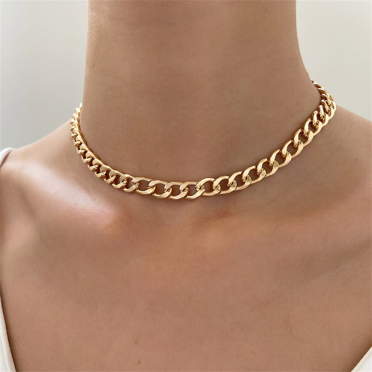 The 18K gold-plated Cuban chain necklace radiates elegance and sophistication in its design.