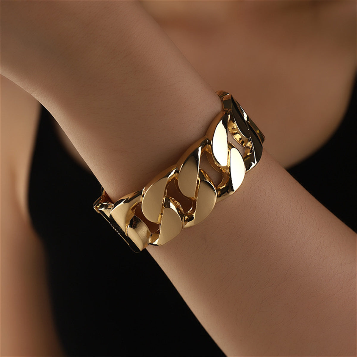  Eye-catching gold chain bangle with a large link, beautifully designed in 18K gold plating for a luxurious touch.