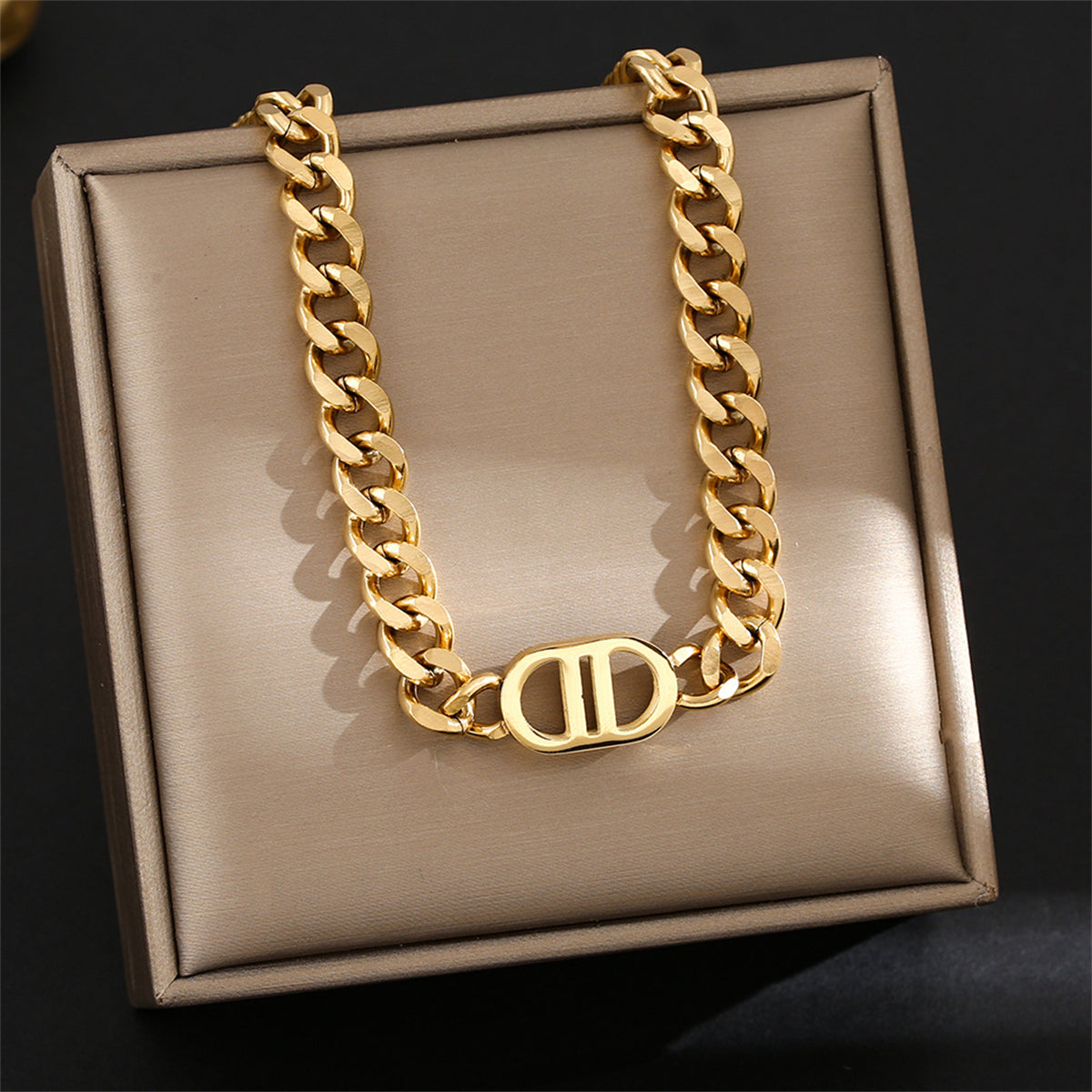 Stunning 18K gold-plated Cuban chain adorned with an oval pendant showcasing a chic 'D' design.