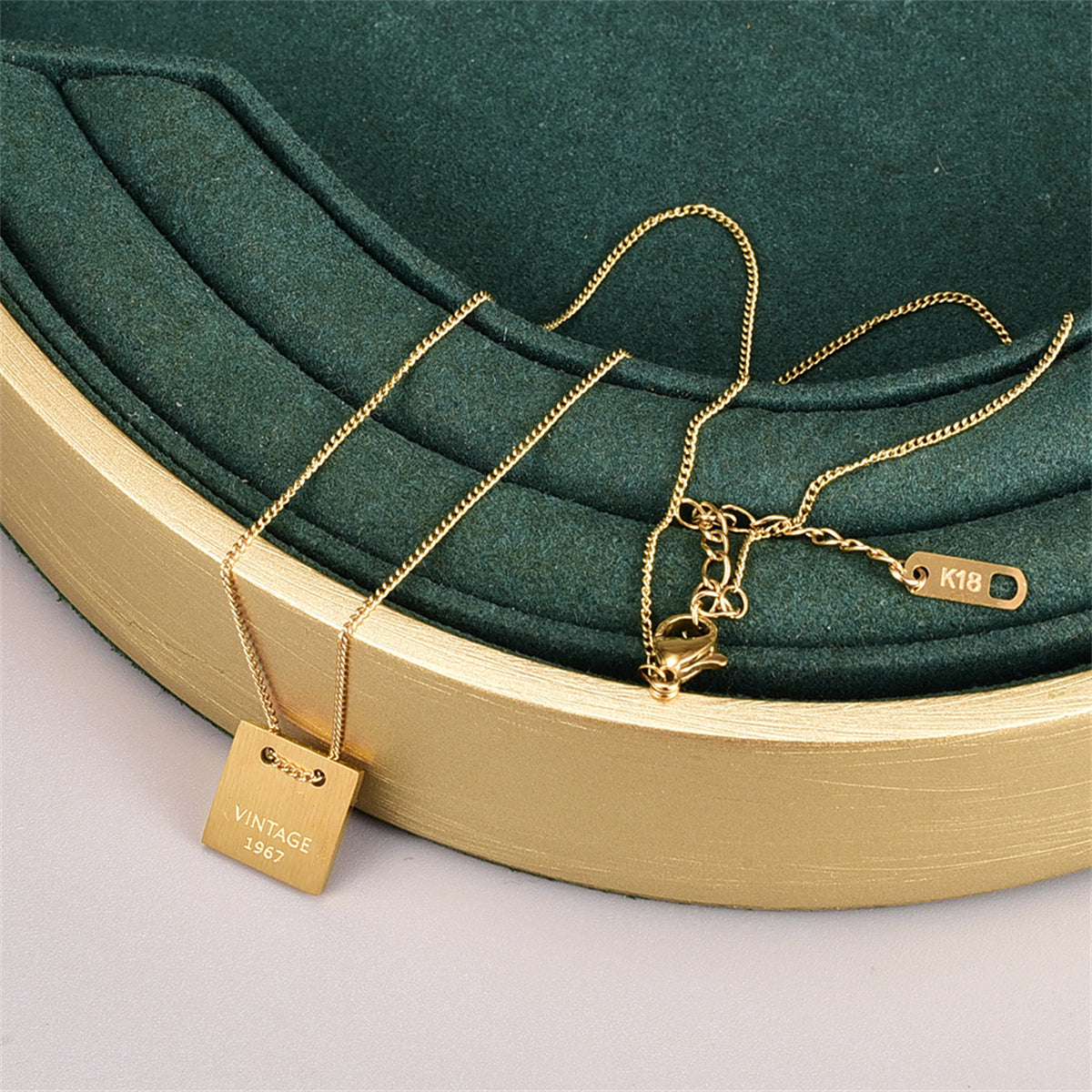 Stunning 18K gold-plated dog tag pendant necklace, embodying vintage charm and sophistication for a unique accessory.