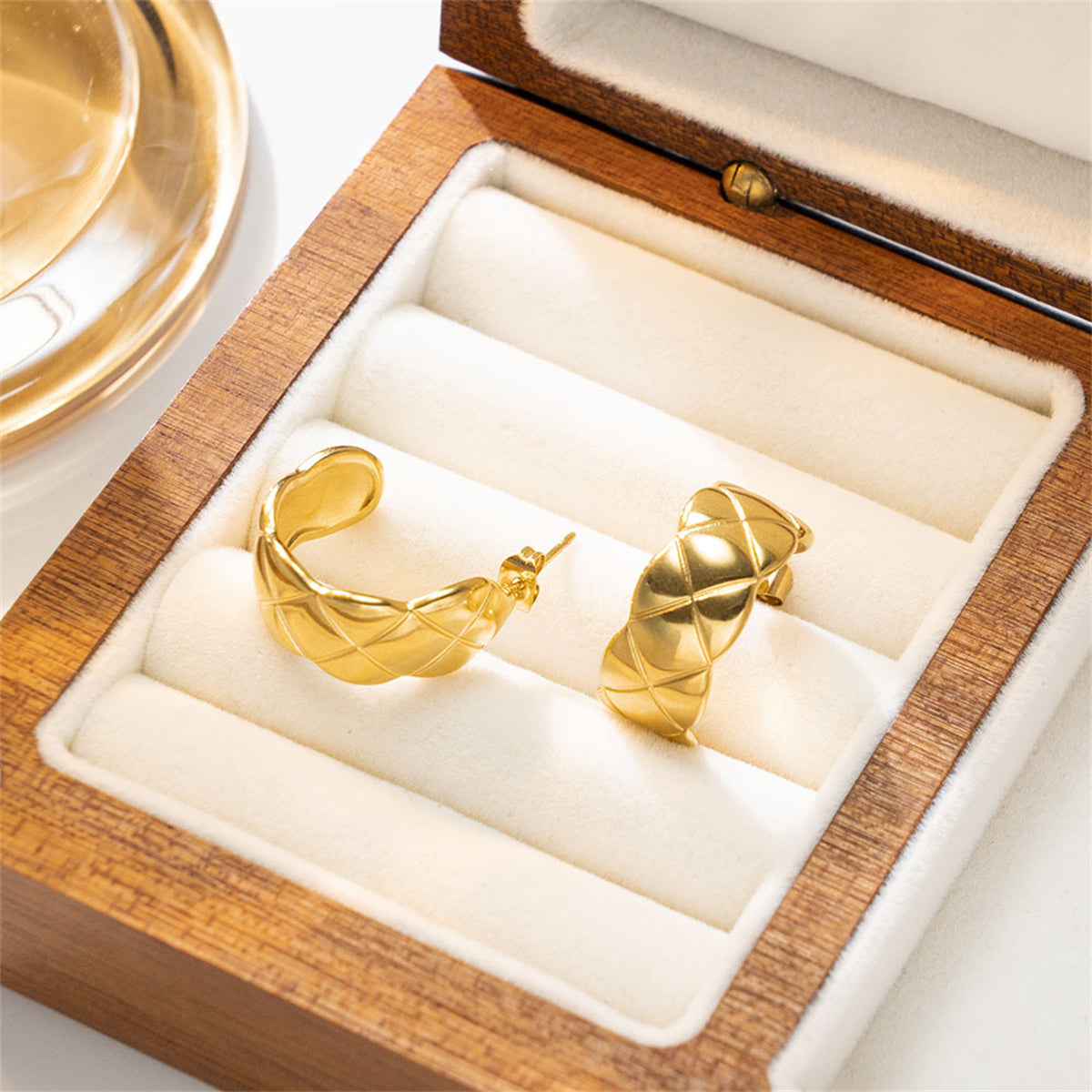 Chic 18K gold-plated cut hoop earrings, designed to enhance your elegance and sophistication effortlessly.