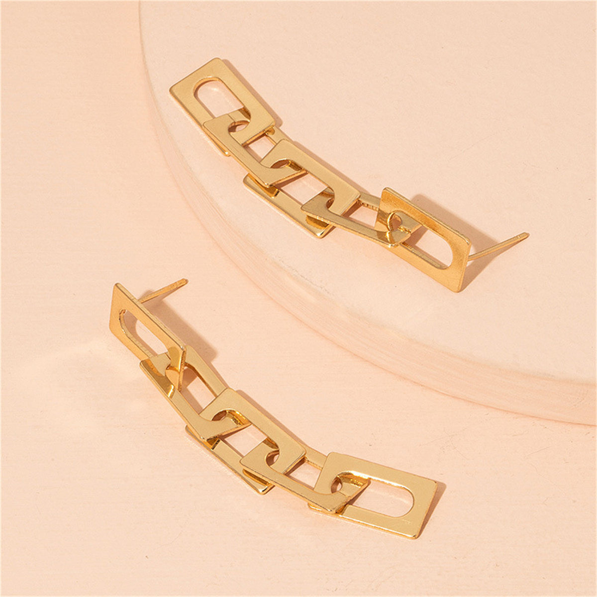 Beautifully crafted 18K gold-plated earrings with square links, a must-have accessory for a sophisticated style.