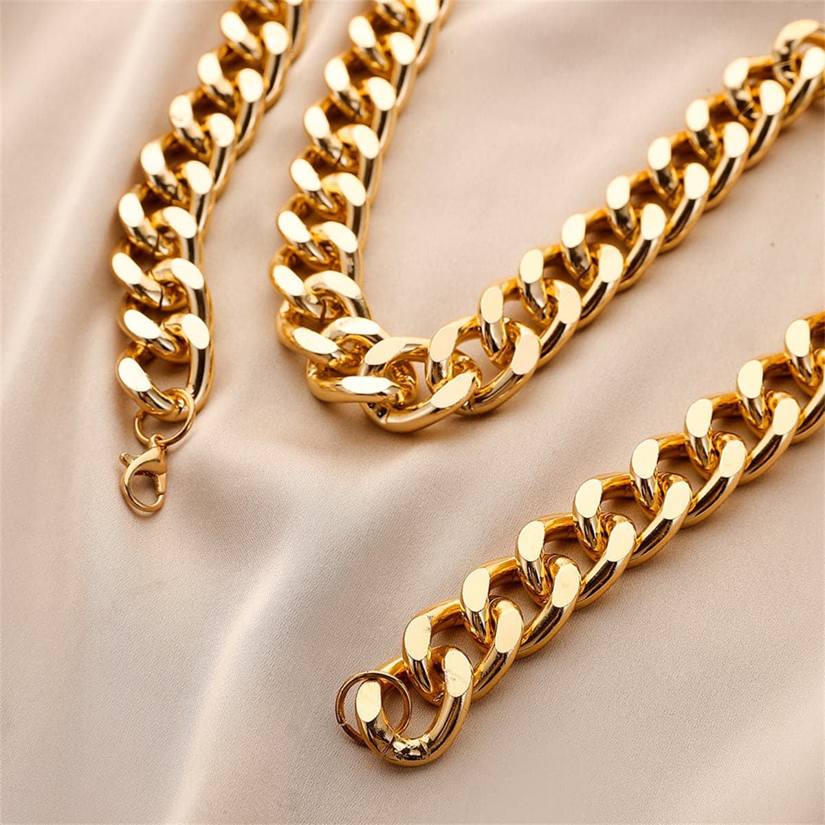 Elegant thick curb chain necklace in 18K gold plating, a statement piece that adds sophistication to your jewelry collection.