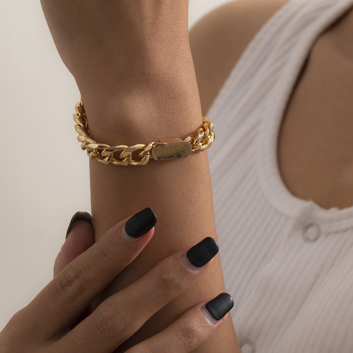 Beautiful 18K gold-plated curb chain bracelet adorned with a small metal tag, ideal for a fashionable statement.