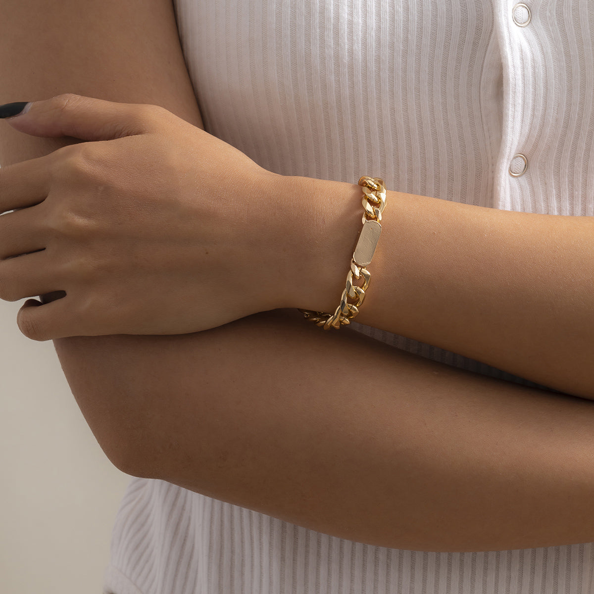 Elegant 18K gold-plated curb chain bracelet featuring a chic small metal tag for a stylish touch.