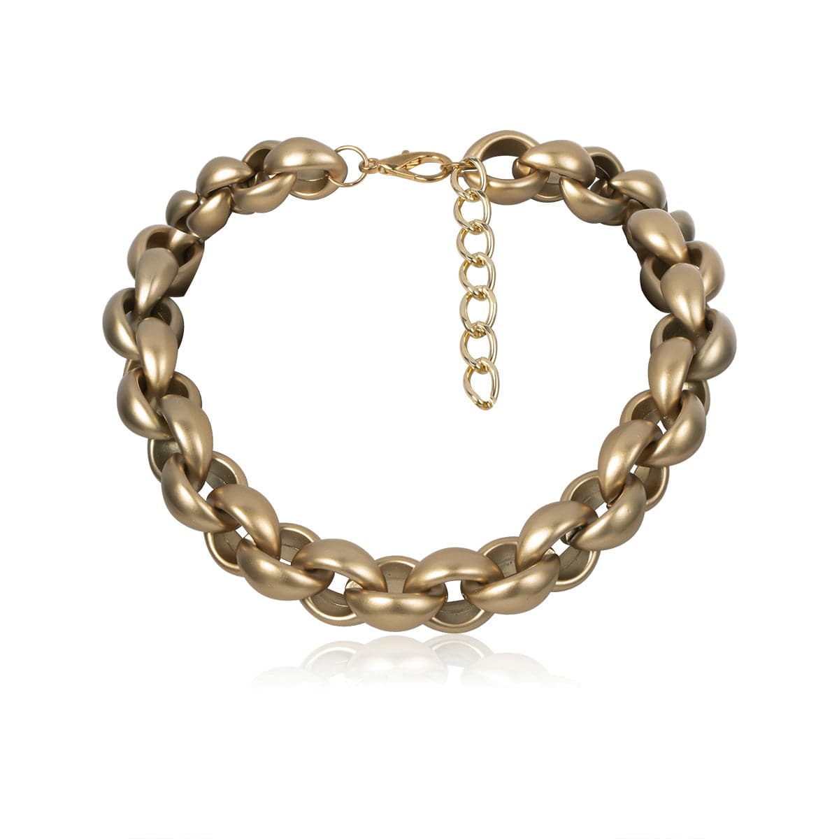 Add a touch of sophistication to your outfit with this elegant 18K gold-plated cable chain bracelet.