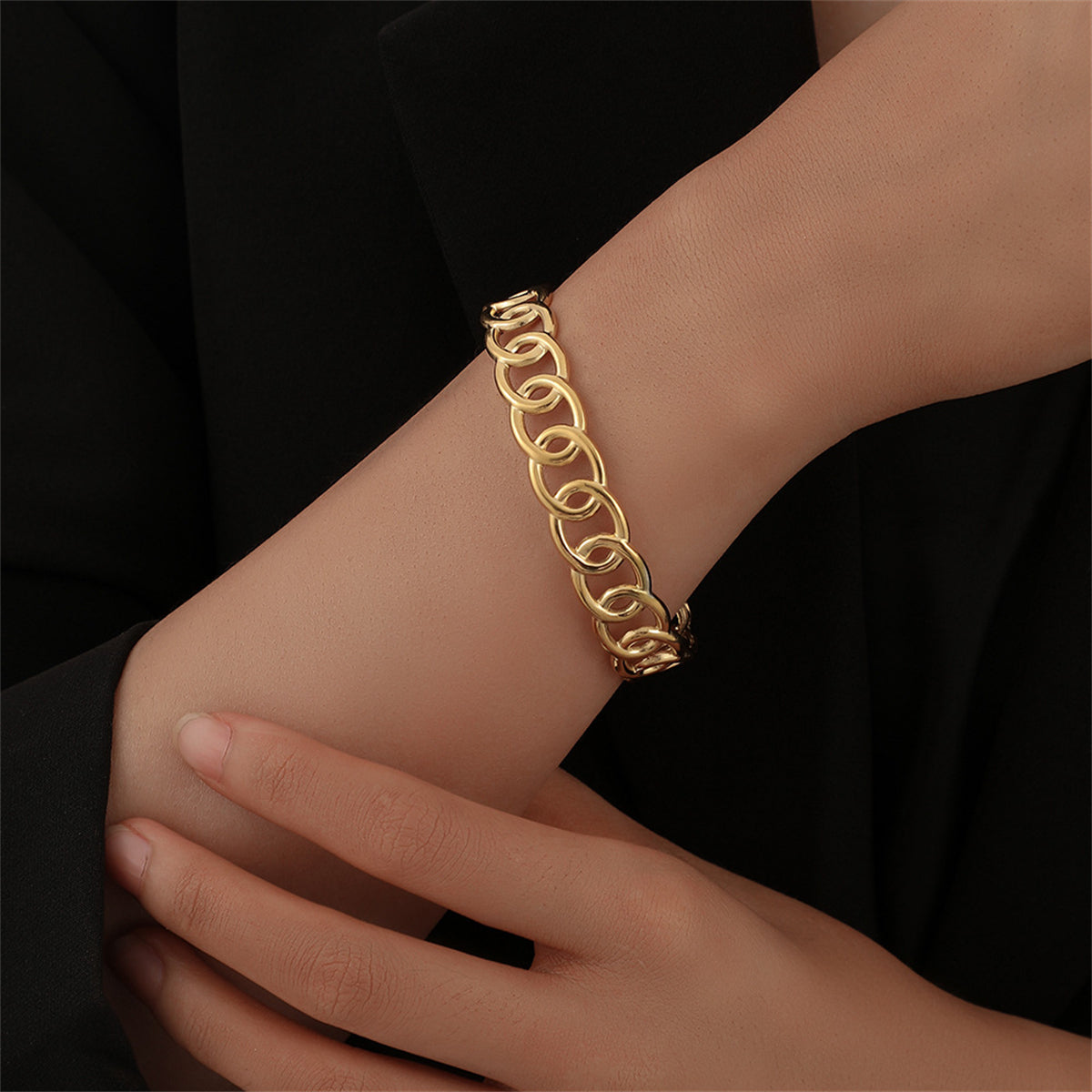 Elegant 18K gold-plated curb chain bracelet featuring a stylish link design, perfect for any occasion.