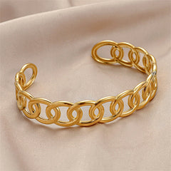 Beautiful 18K gold-plated curb chain bracelet with a unique link design, ideal for adding elegance to your outfit.