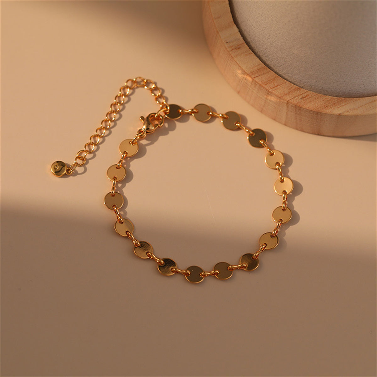 Chic 18K gold-plated bracelet with circles and discs, a timeless accessory that complements any style with grace.