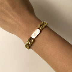 Stunning 18K gold-plated curb chain bracelet with a sleek metal tag, perfect for adding elegance to any outfit.