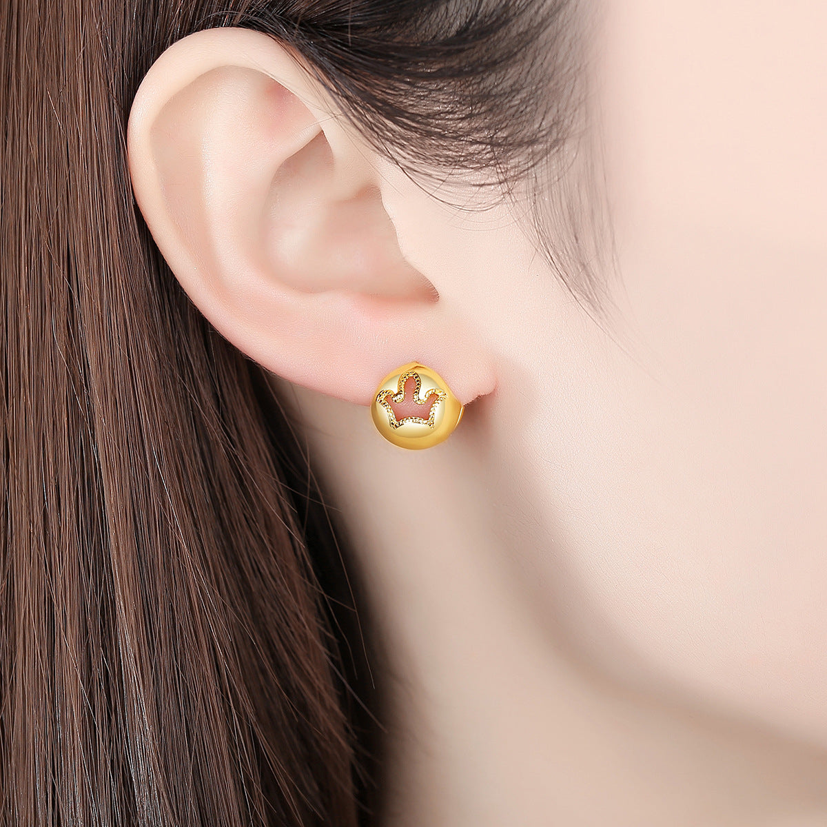 Exquisite 18K gold-plated earrings adorned with a flower design, combining elegance and charm for any occasion.