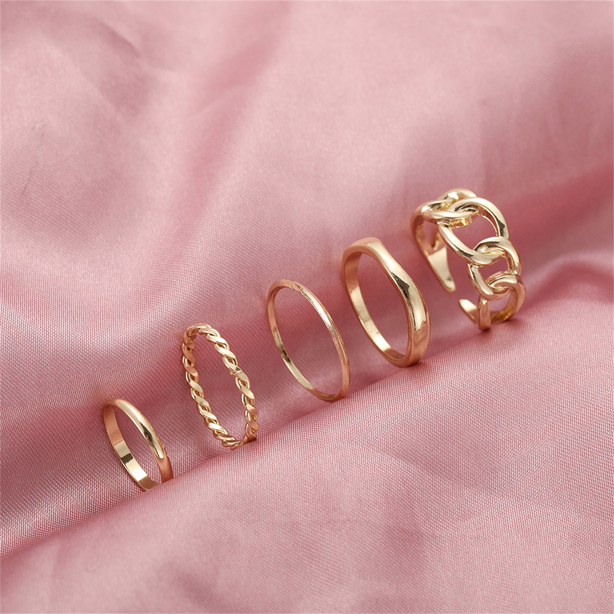 Dazzling 18K gold-plated cable chain open ring set in a luxurious gold tone, perfect for enhancing your style effortlessly.