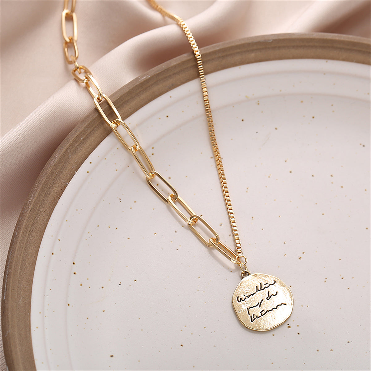 Adorn yourself with our 18K gold-plated coin pendant necklace. A blend of sophistication and charm, it's the ideal accessory for every fashionista.