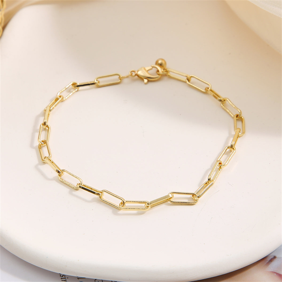 Elegant 18K gold-plated cable chain bracelet featuring a unique single link design for a timeless look.