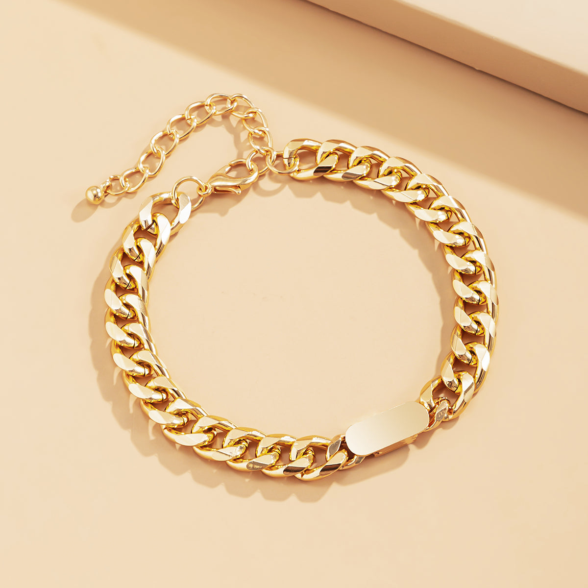 Stylish 18K gold-plated curb chain bracelet featuring a delicate metal tag, a must-have accessory for any jewelry lover.