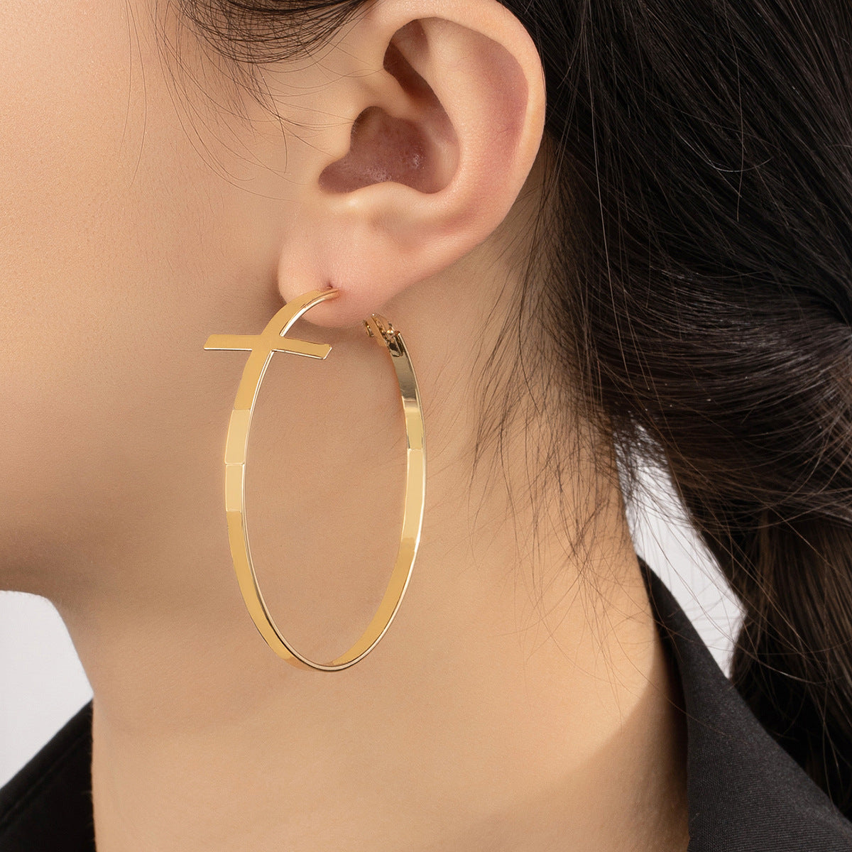 Elegant 18K gold-plated hoop earrings featuring a stylish cross design, perfect for adding a touch of sophistication.