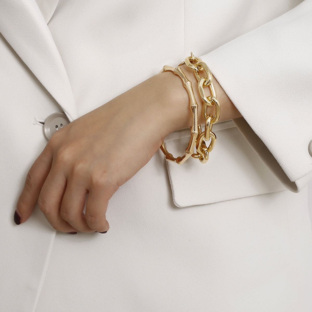 Exquisite 18K gold-plated cable chain bracelet adorned with a fashionable link, perfect for adding flair to any outfit.