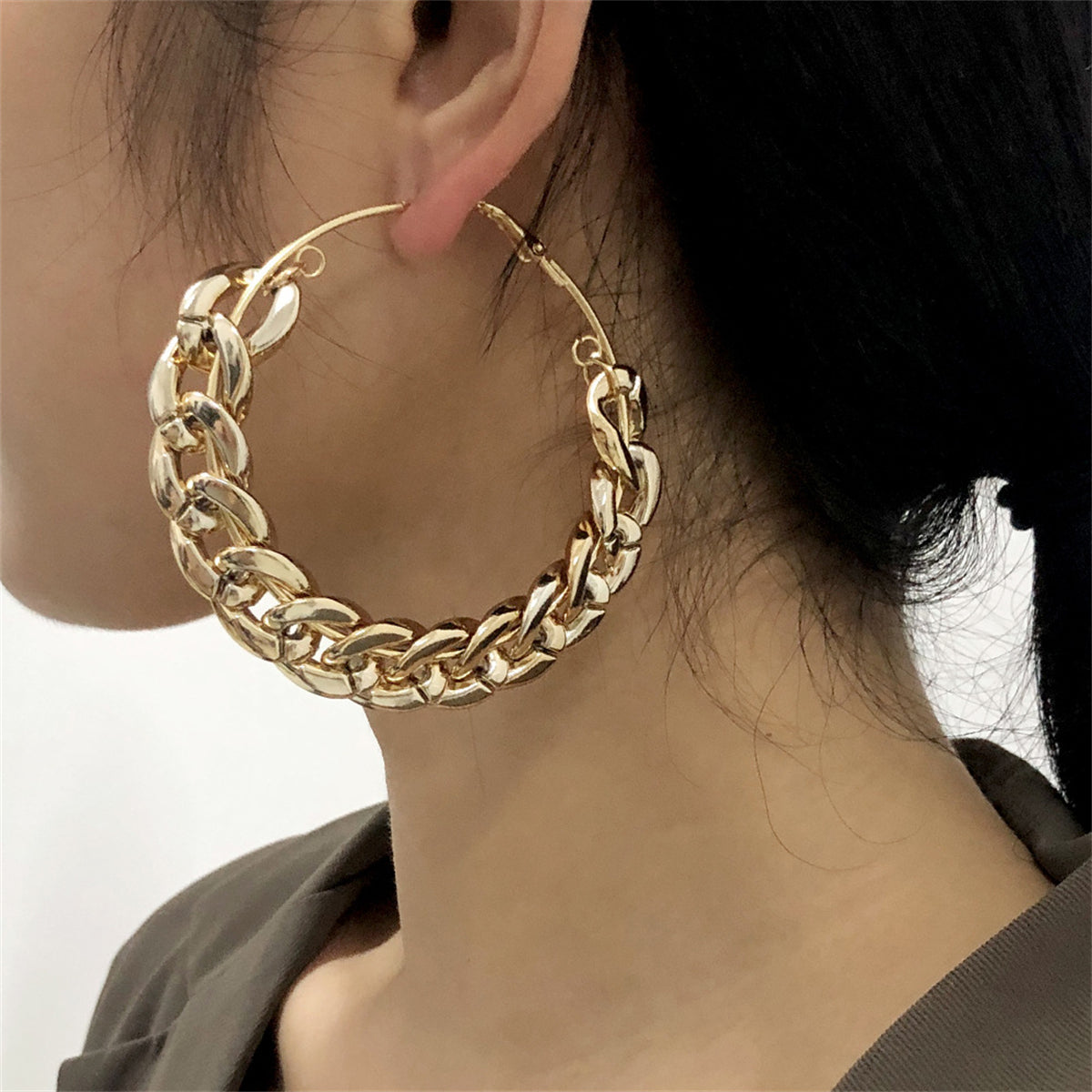 Stunning 18K gold-plated curb chain thick hoop earrings, featuring a unique chain design that enhances any outfit.