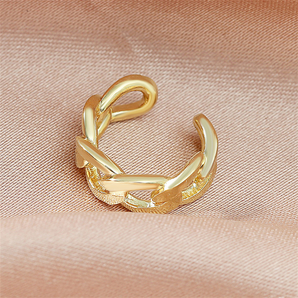 Stunning gold ear cuff with a chic chain link design, crafted in 18K gold plating for a luxurious and modern look.