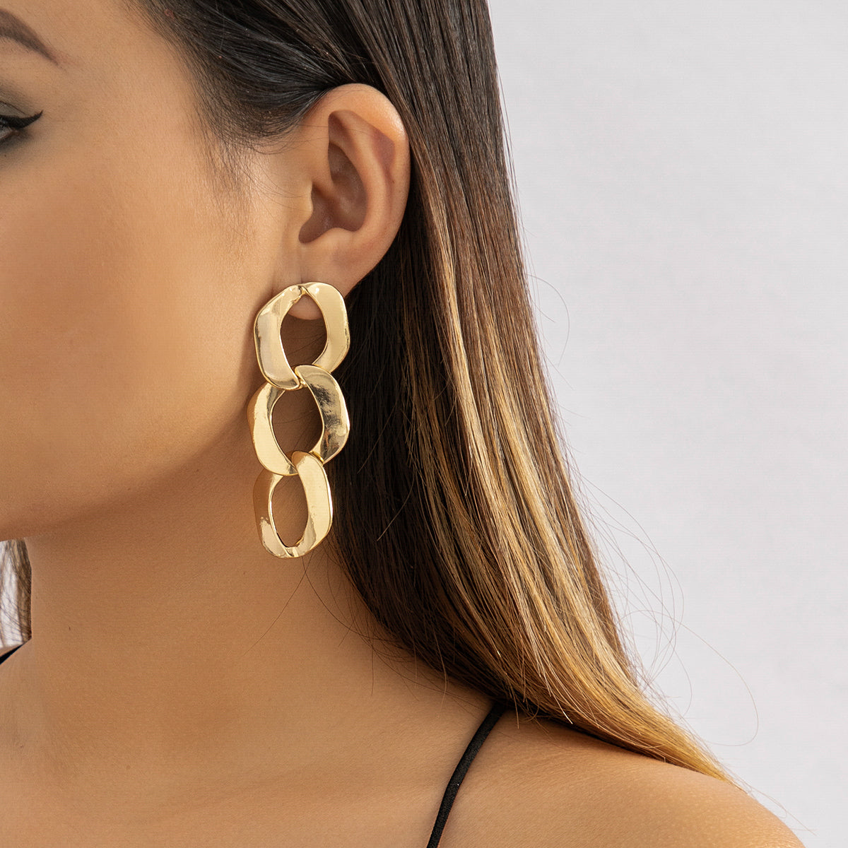 Elegant 18K gold-plated curb-chain drop earrings featuring a stylish circular design for a chic look.