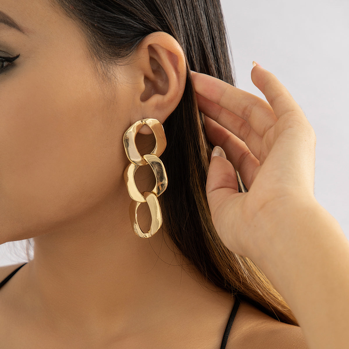 Stunning 18K gold-plated circular drop earrings, crafted with a curb-chain design for a modern touch.