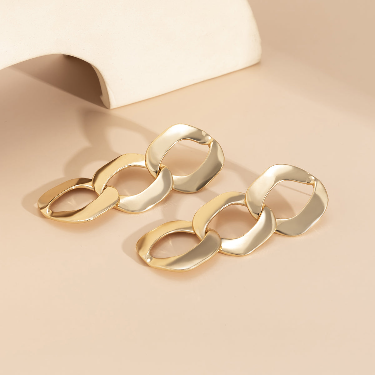 Eye-catching 18K gold-plated curb-chain earrings in a circular shape, perfect for elevating your accessory game.