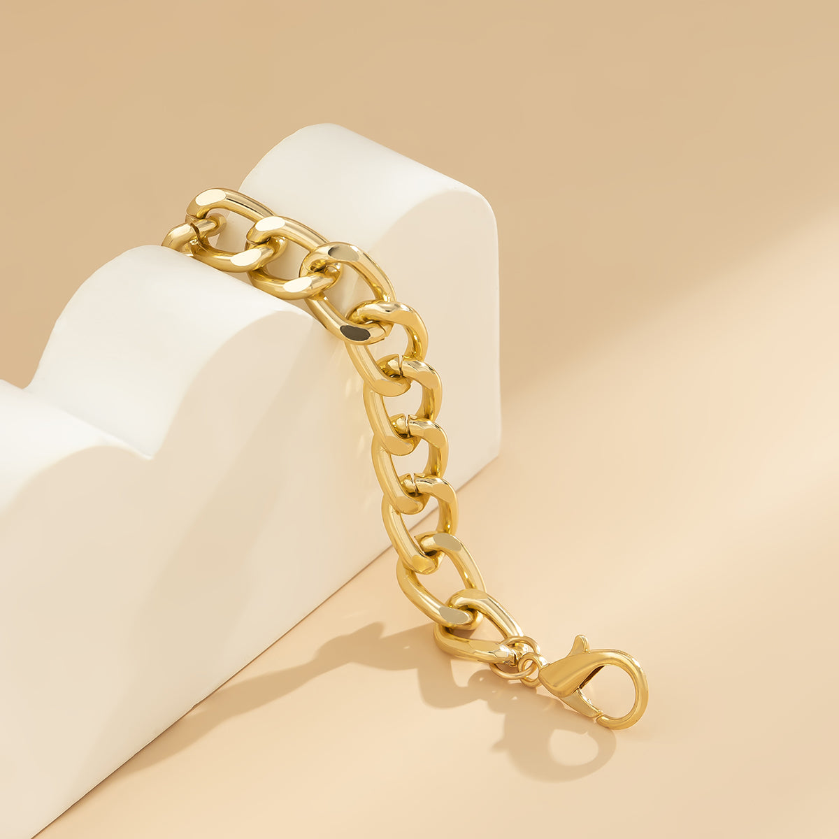 A stunning 18K gold-plated curb chain bracelet showcases its luxurious shine and craftsmanship.