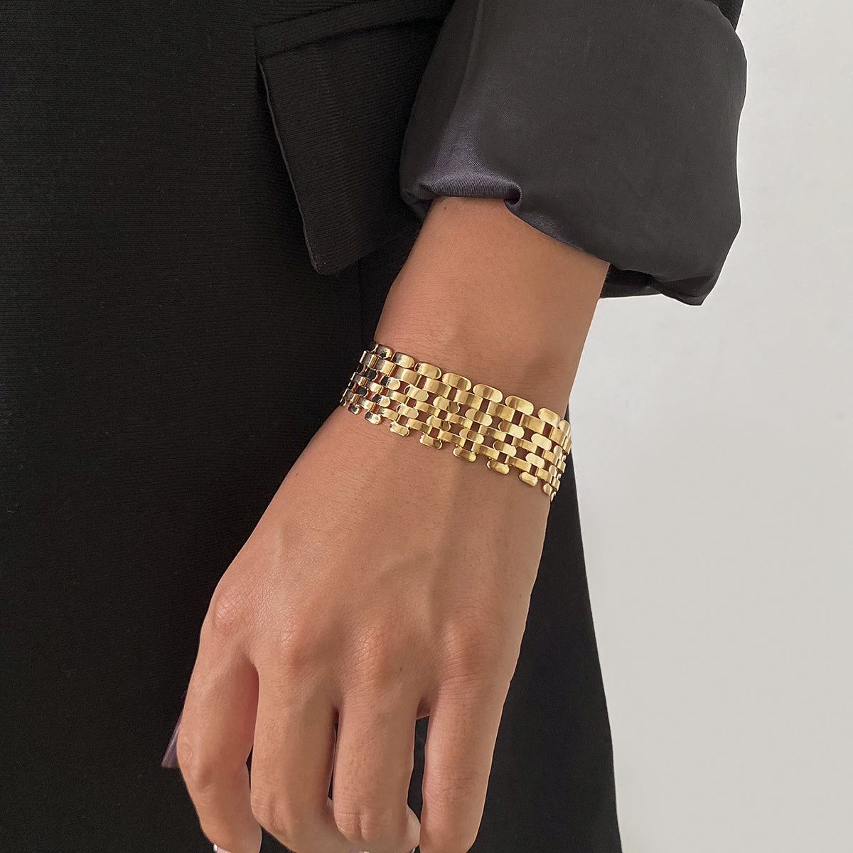 Stunning 18K gold-plated square chain link bracelet, a chic accessory that adds a touch of luxury to your outfit.