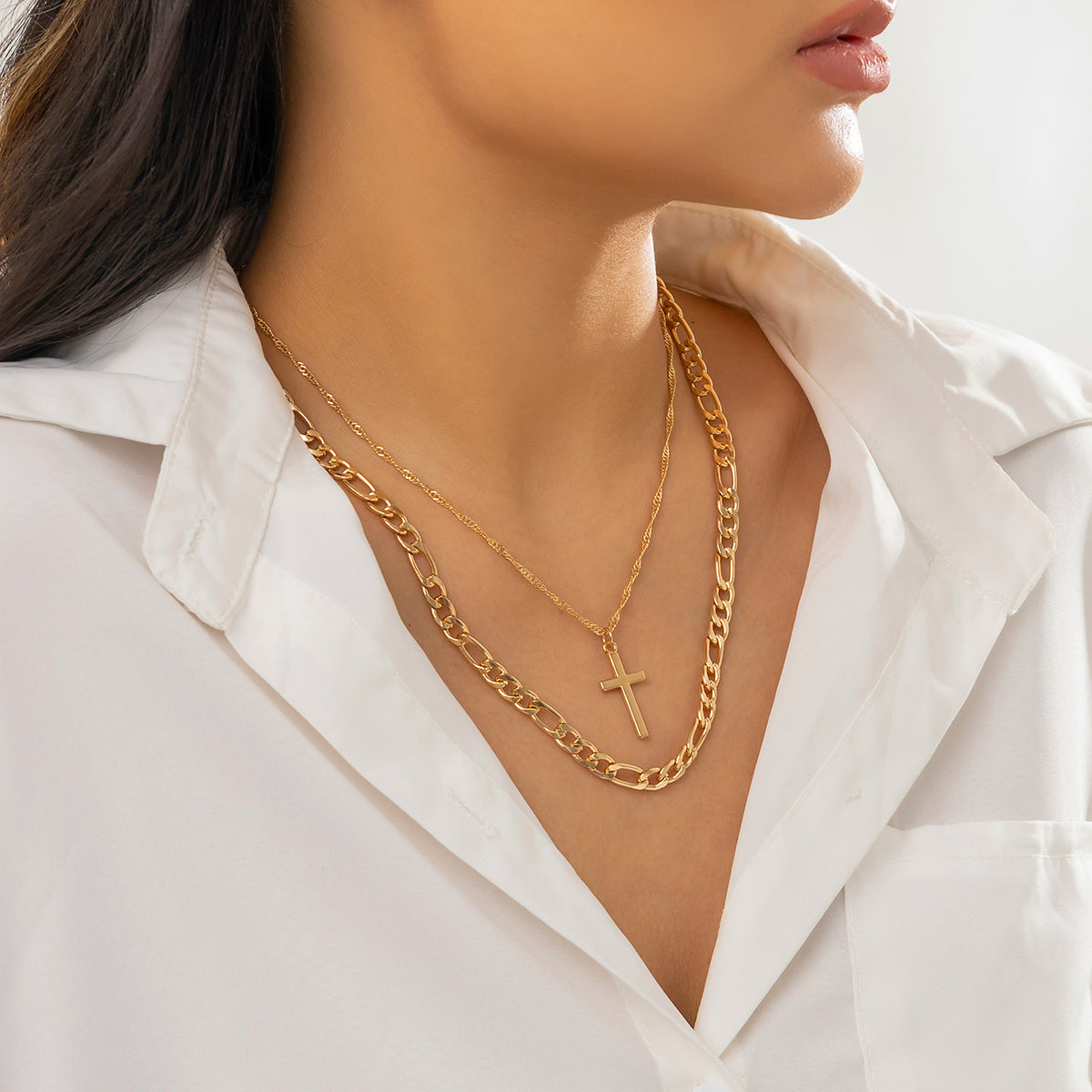 18K gold-plated necklace with a cross pendant, a chic and meaningful piece for everyday wear or special occasions.